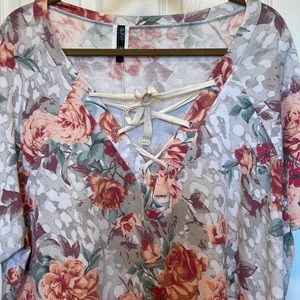 Floral boho shirt sleeve top with cute tie detail